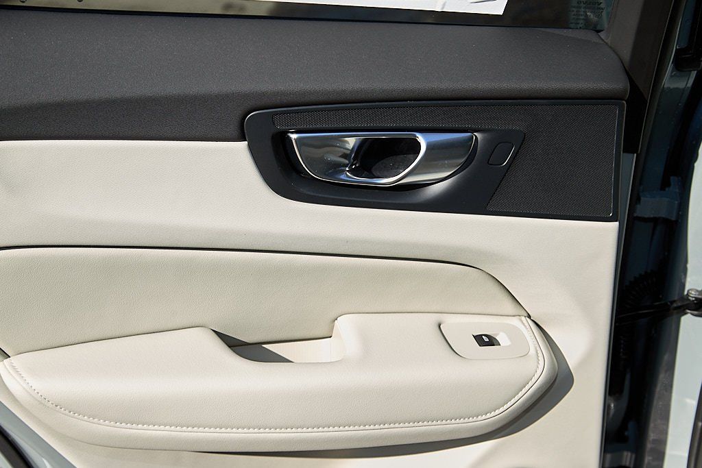 2026 VOLVO XC60 - Image 17