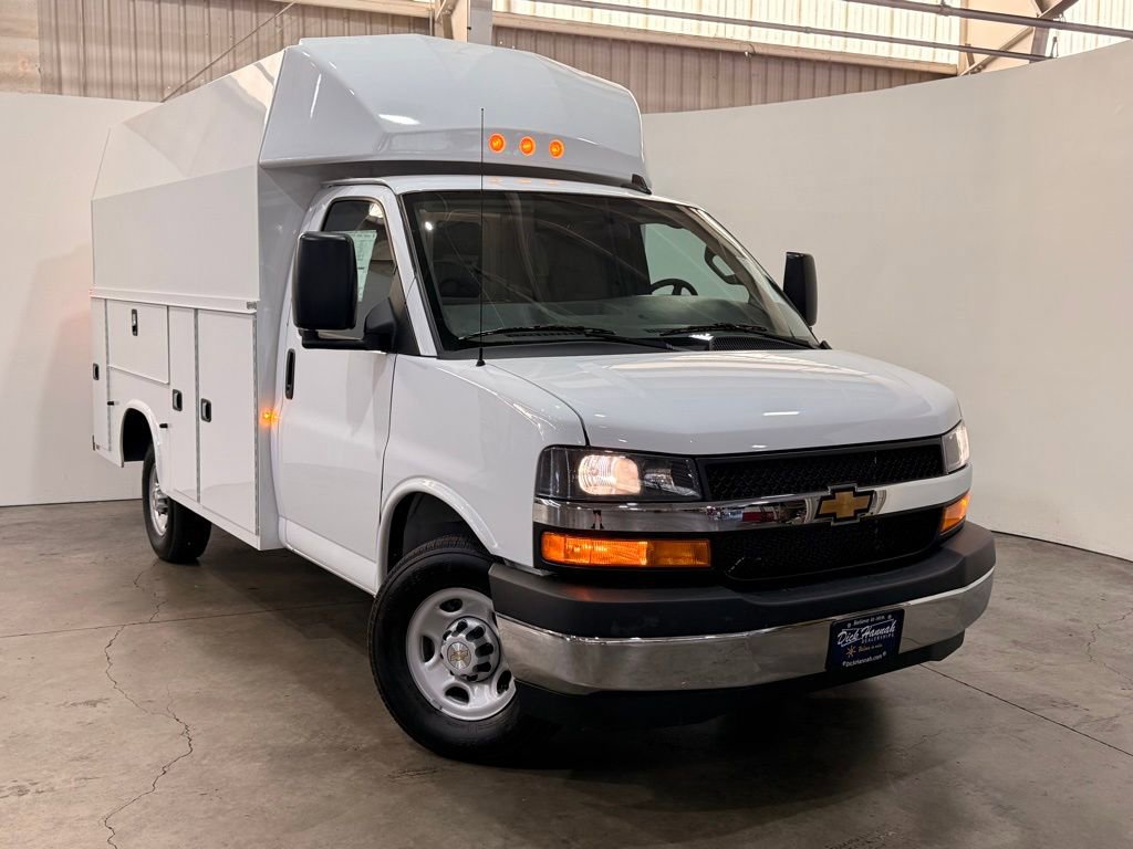 2025 Chevrolet Express 3500 Work Van Cutaway photo 4