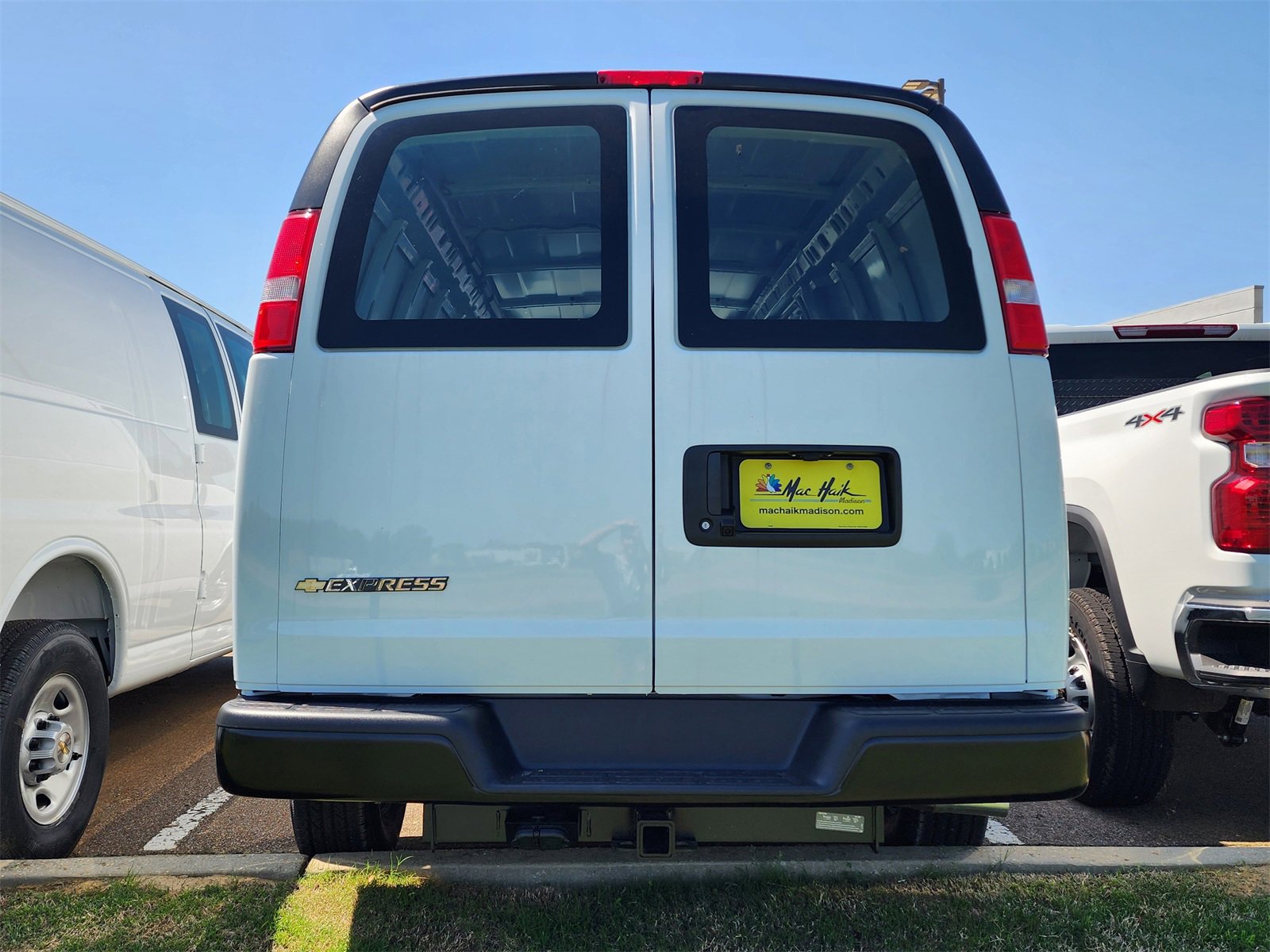2025 Chevrolet Express Cargo 3500 photo 3