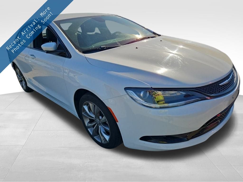 2016 Chrysler 200 S's photo