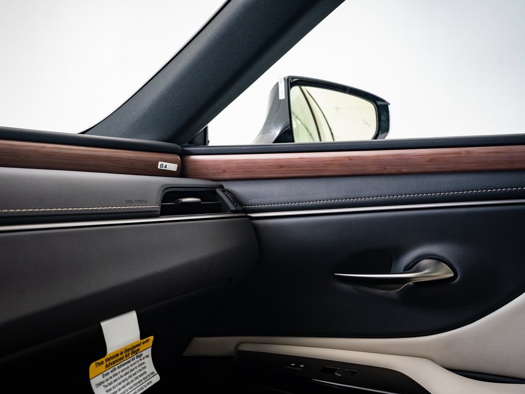 2025 Lexus ES 300h photo 30