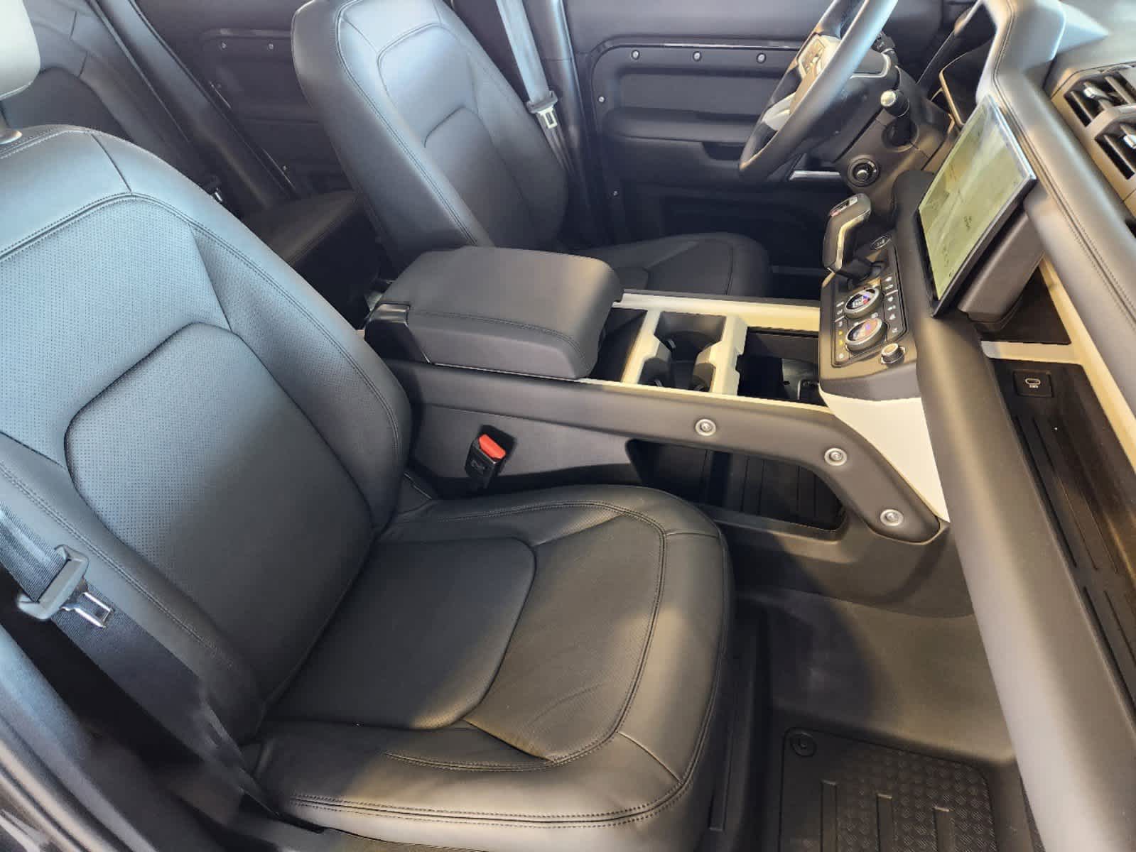 2025 Land Rover Defender 110 X-Dynamic SE photo 12