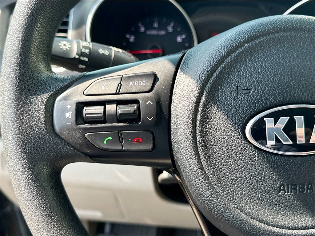 2015 Kia Sedona LX photo 12