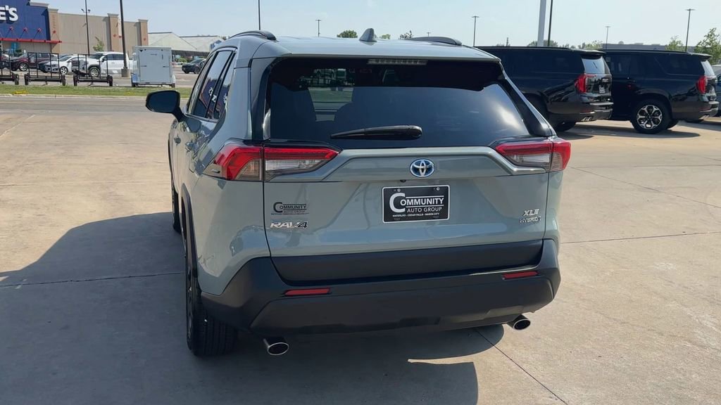 2021 Toyota RAV4 Hybrid XLE photo 5