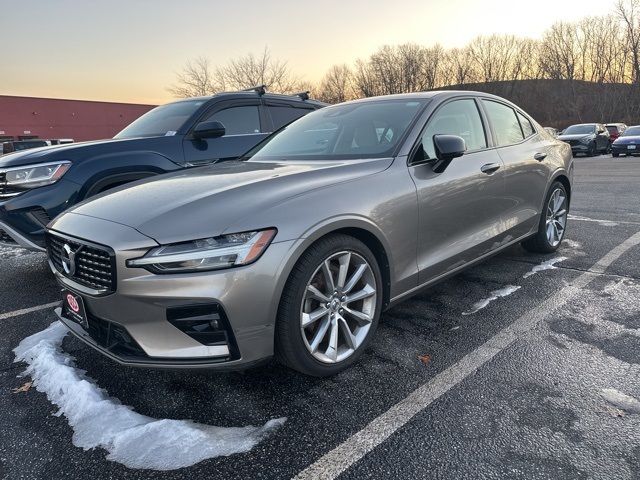 2021 Volvo S60 Momentum's photo