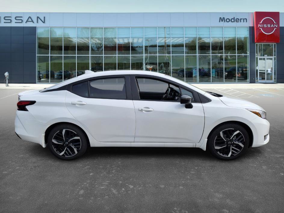 2025 Nissan Versa SR photo 4