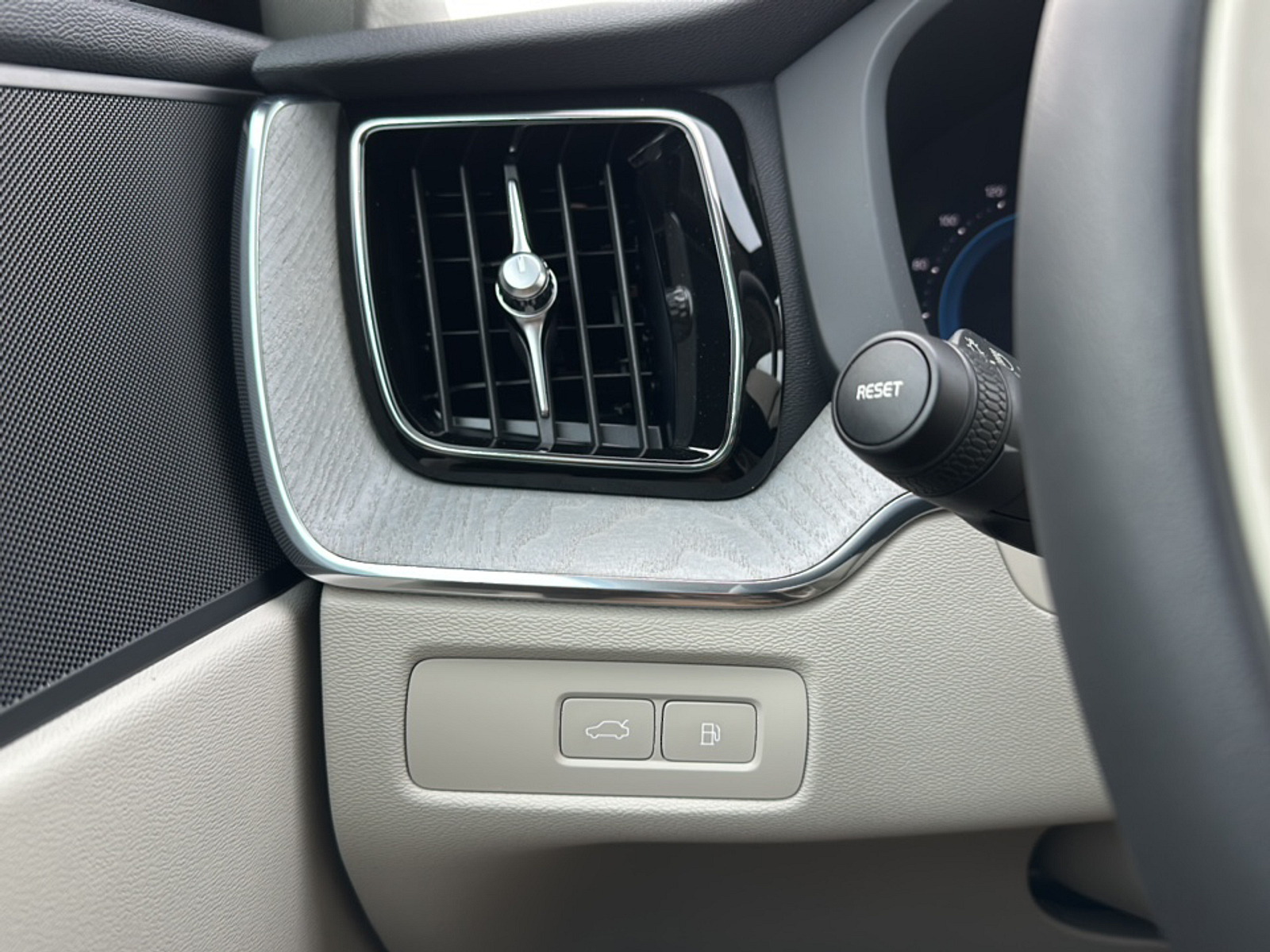 2024 Volvo XC60 Recharge Hybrid T8 Plus photo 18