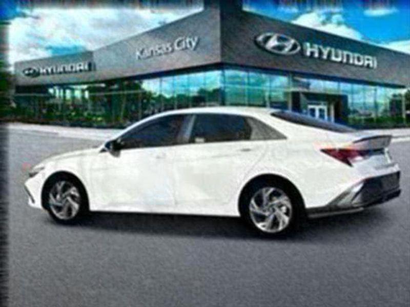 2025 Hyundai Elantra SEL Sport photo 4