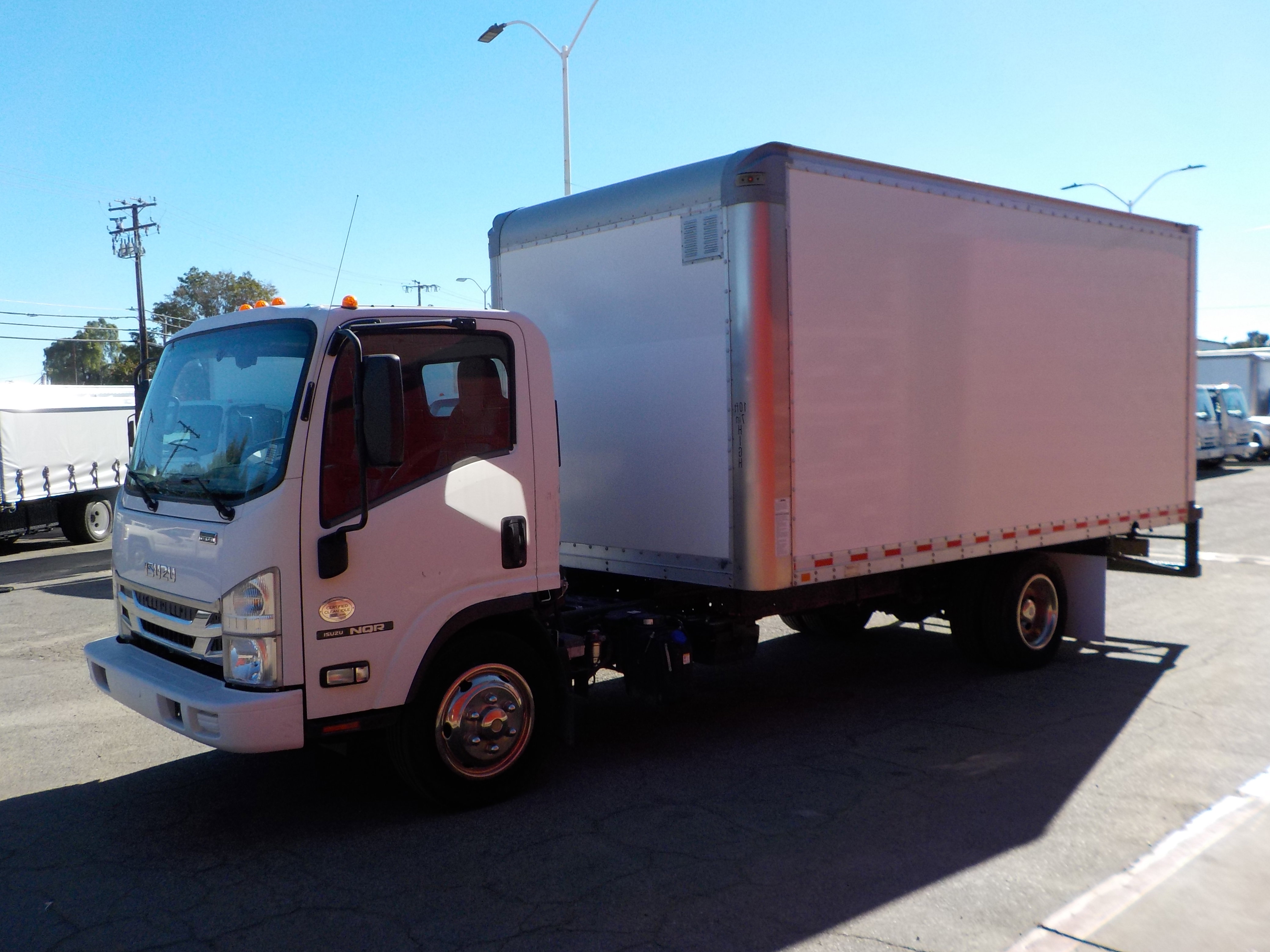 2019 Isuzu NQR photo 3