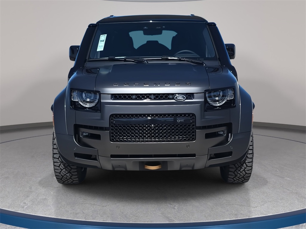 2025 Land Rover Defender 110 V8 photo 2