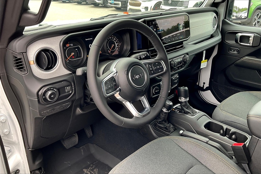 2025 Jeep Wrangler Sahara photo 8