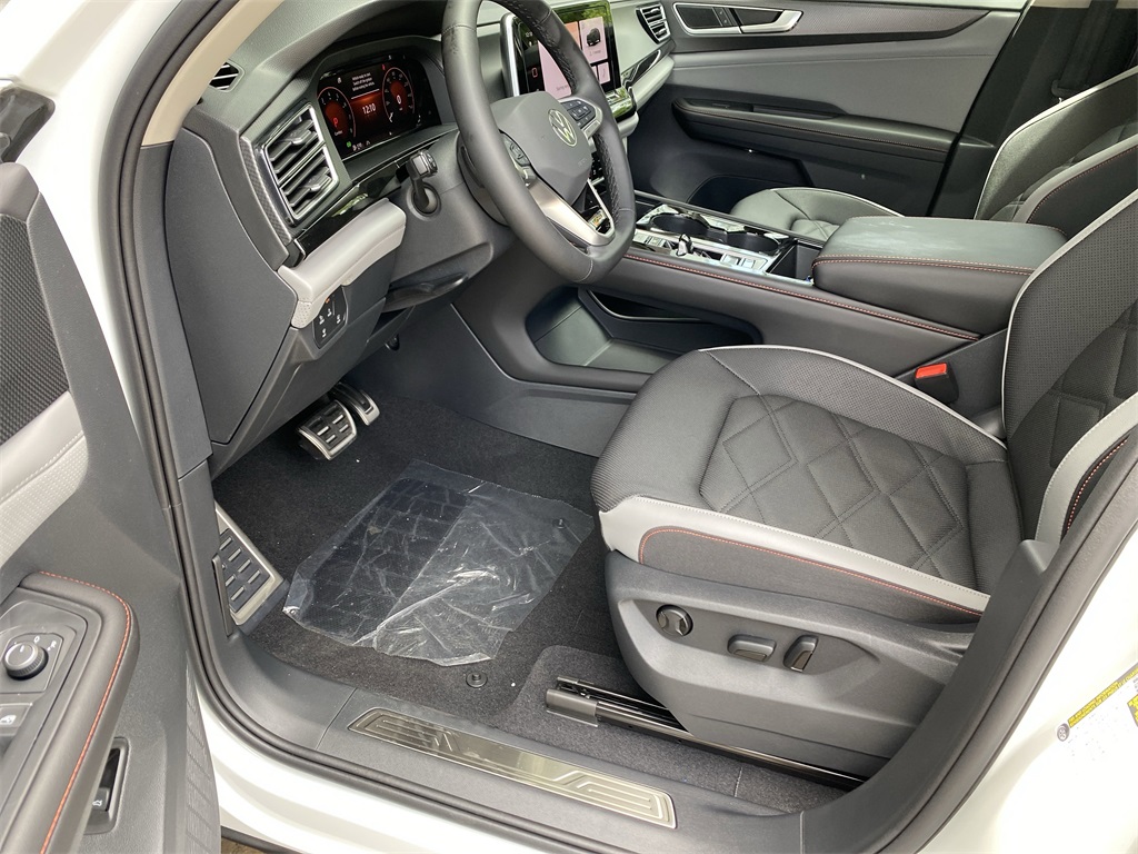 2025 Volkswagen Atlas Peak Edition SE photo 13