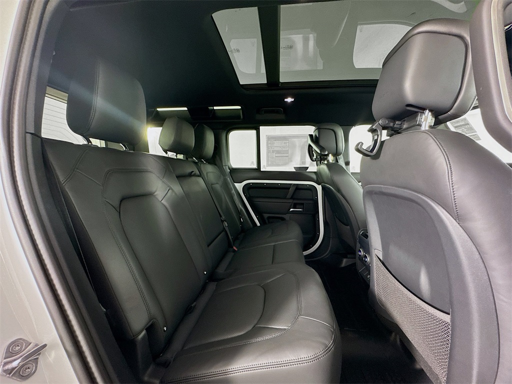 2025 Land Rover Defender 110 X-Dynamic SE photo 19