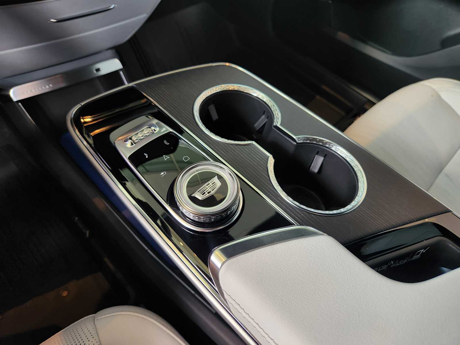 2025 Cadillac Lyriq Luxury photo 12