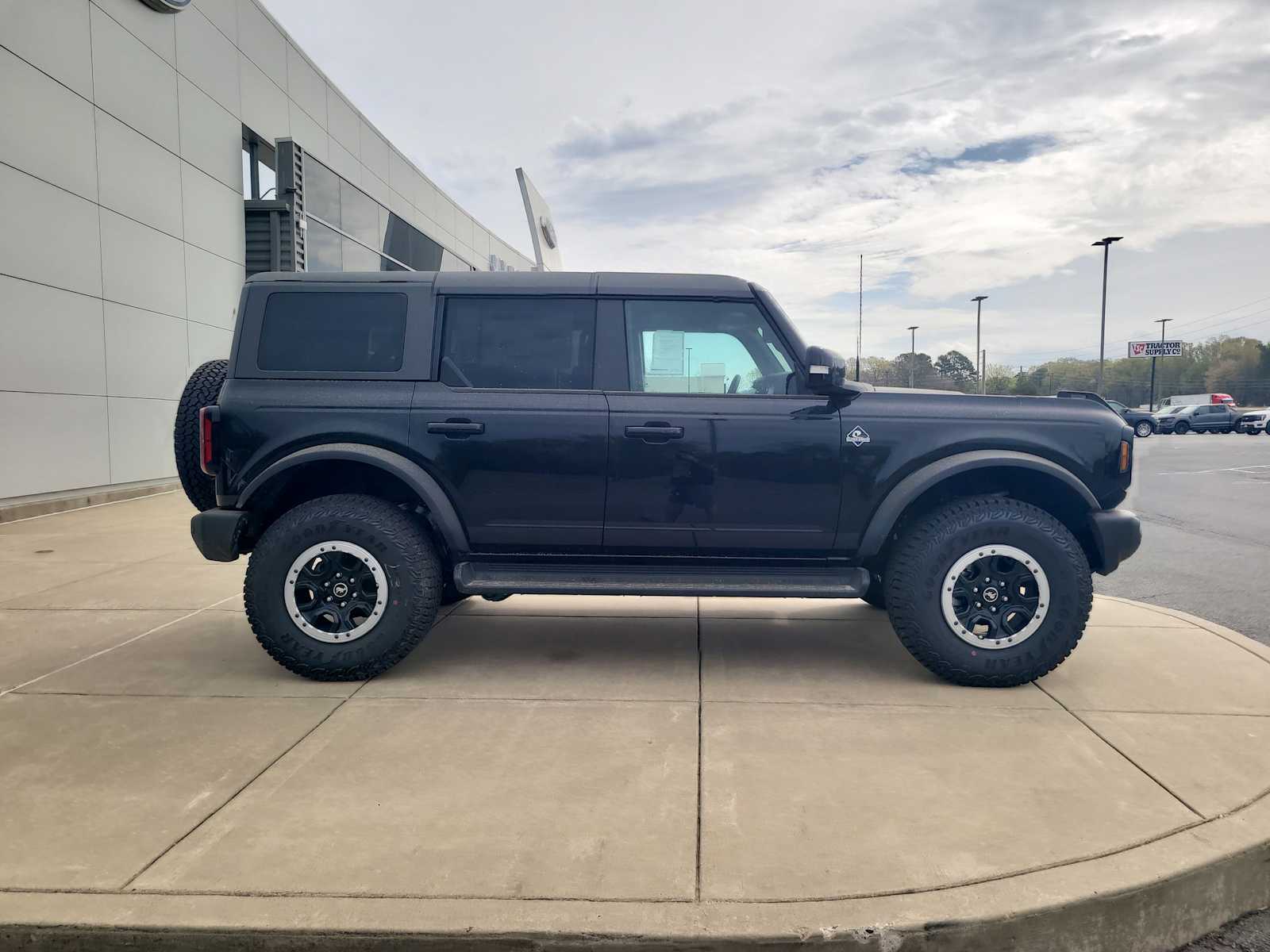 2025 Ford Bronco Outer Banks photo 2