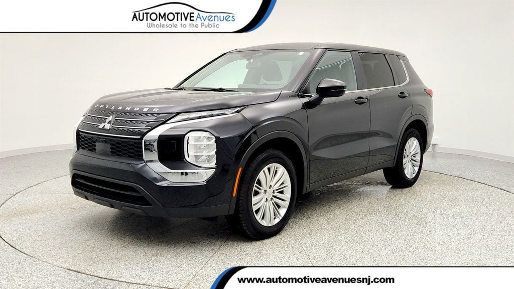 2024 Mitsubishi Outlander ES's photo