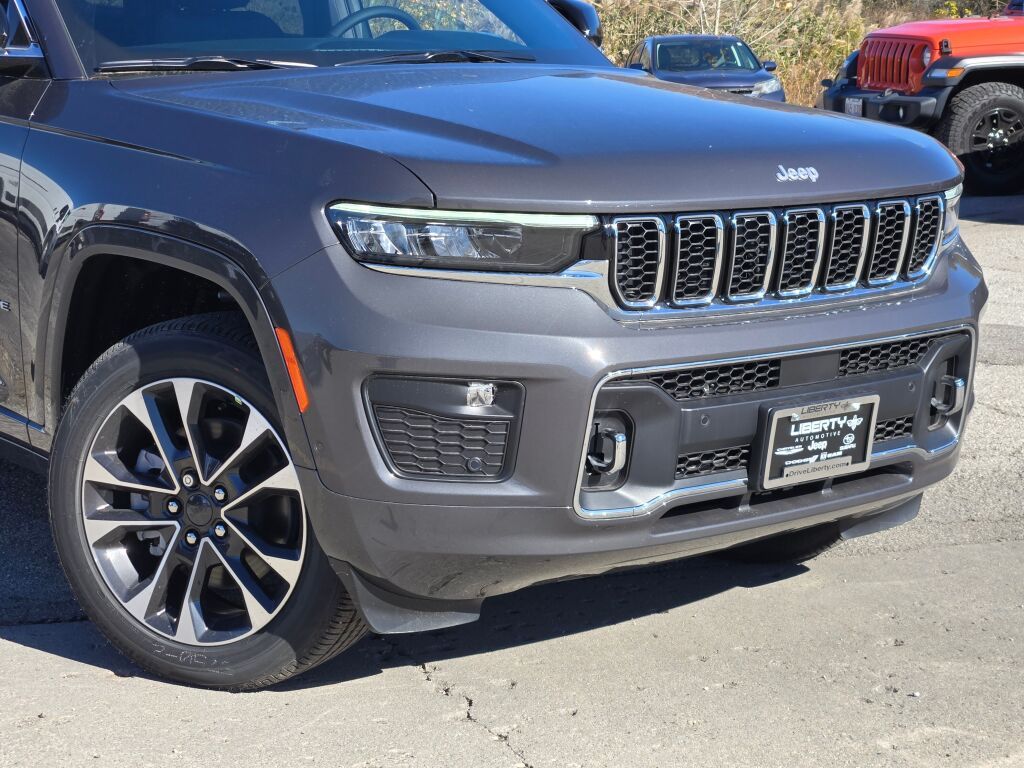 2025 Jeep Grand Cherokee Overland photo 2