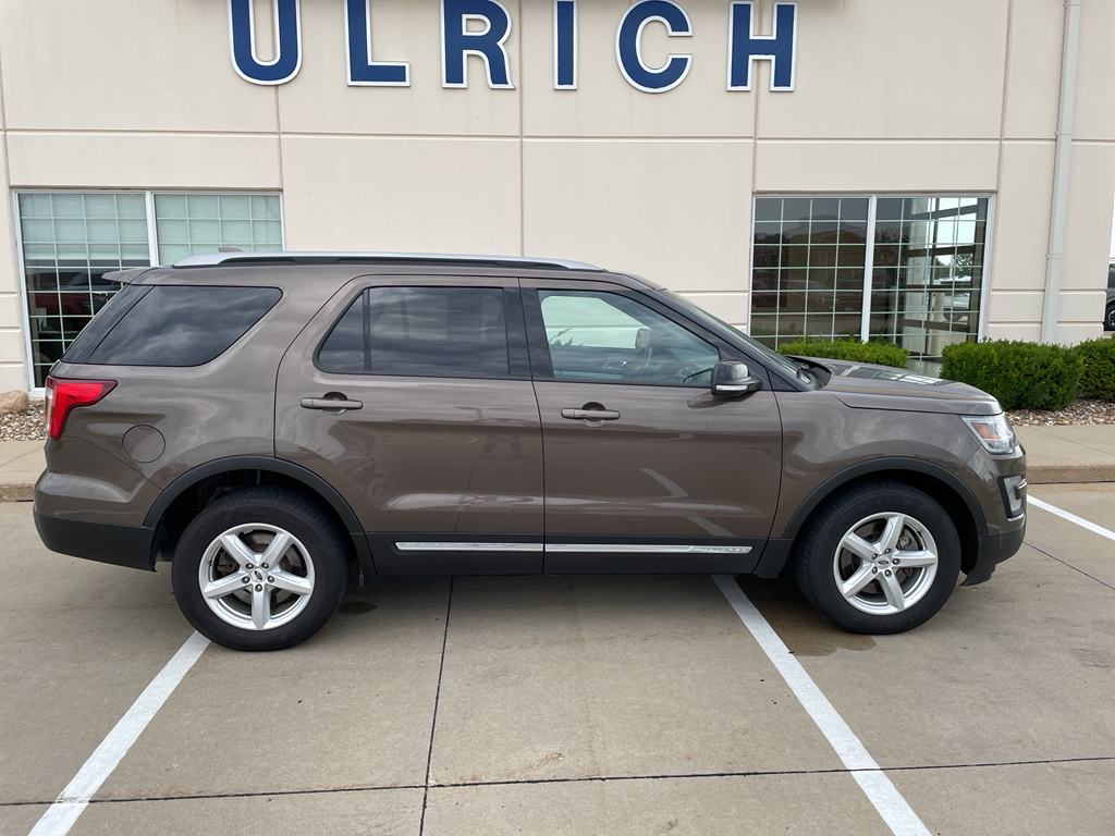 2016 Ford Explorer XLT photo 9