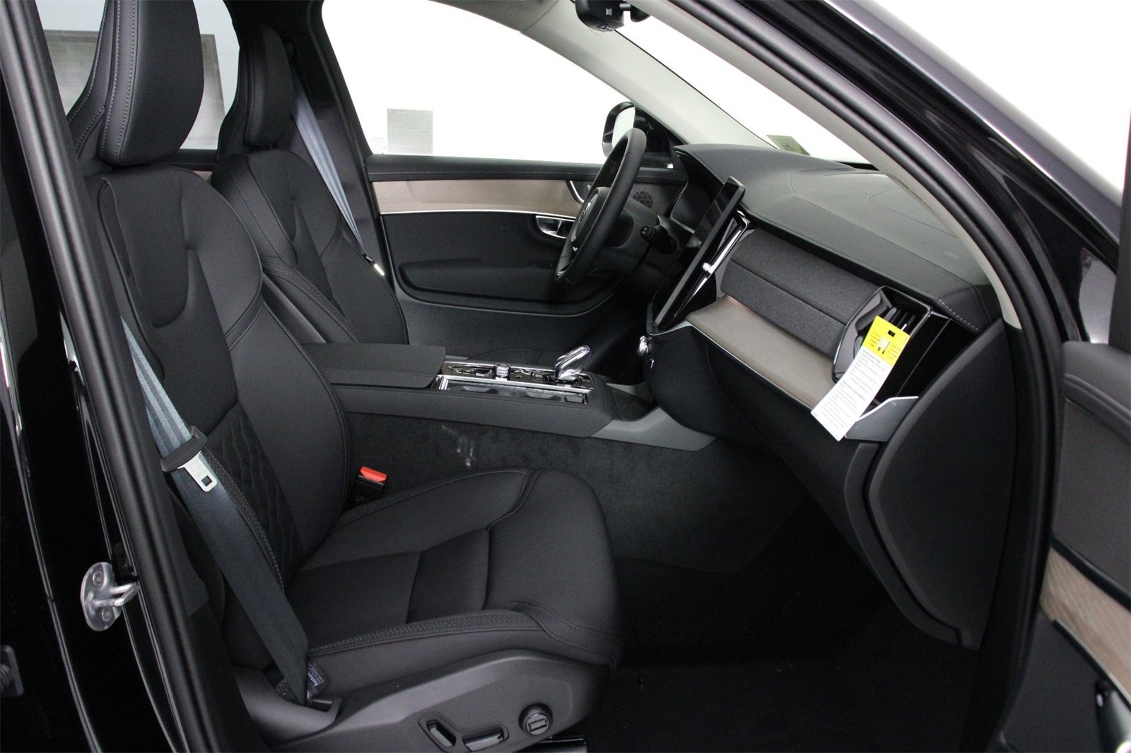 2026 Volvo XC90 B5 Plus photo 9