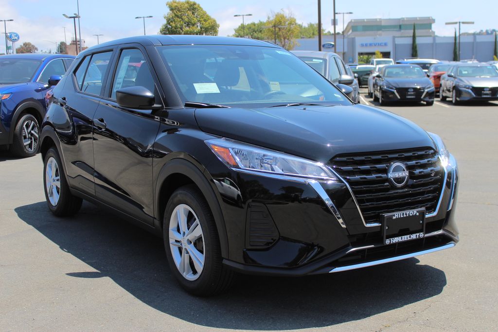 2025 Nissan Kicks Play S photo 3