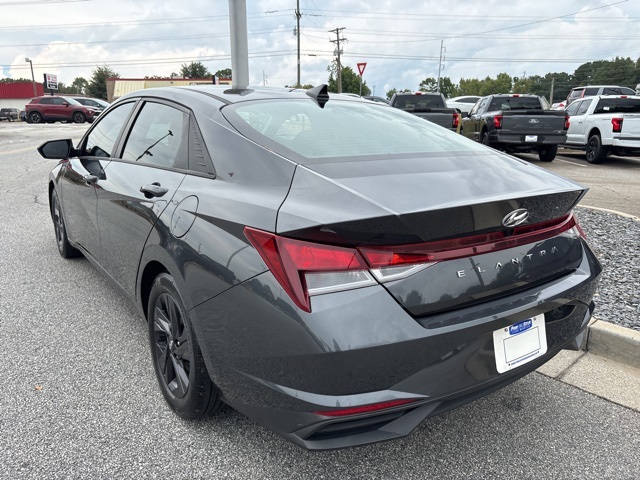 2021 Hyundai Elantra SEL photo 5