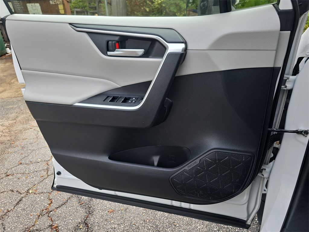2019 Toyota RAV4 XLE Premium photo 25