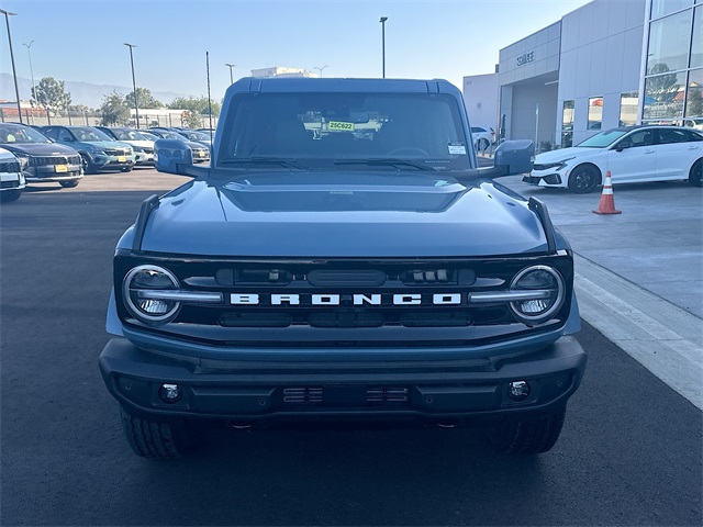 2025 Ford Bronco Outer Banks photo 2