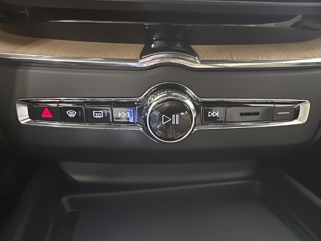 2026 Volvo XC60 B5 Plus photo 13