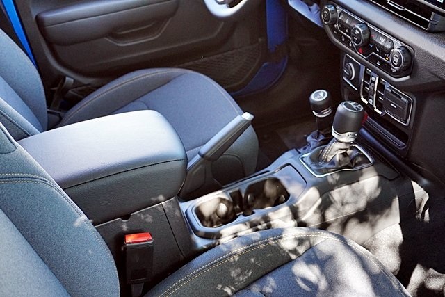 New 2025 Hydro Blue Pearl-Coat Exterior Paint Jeep Sport S image 15