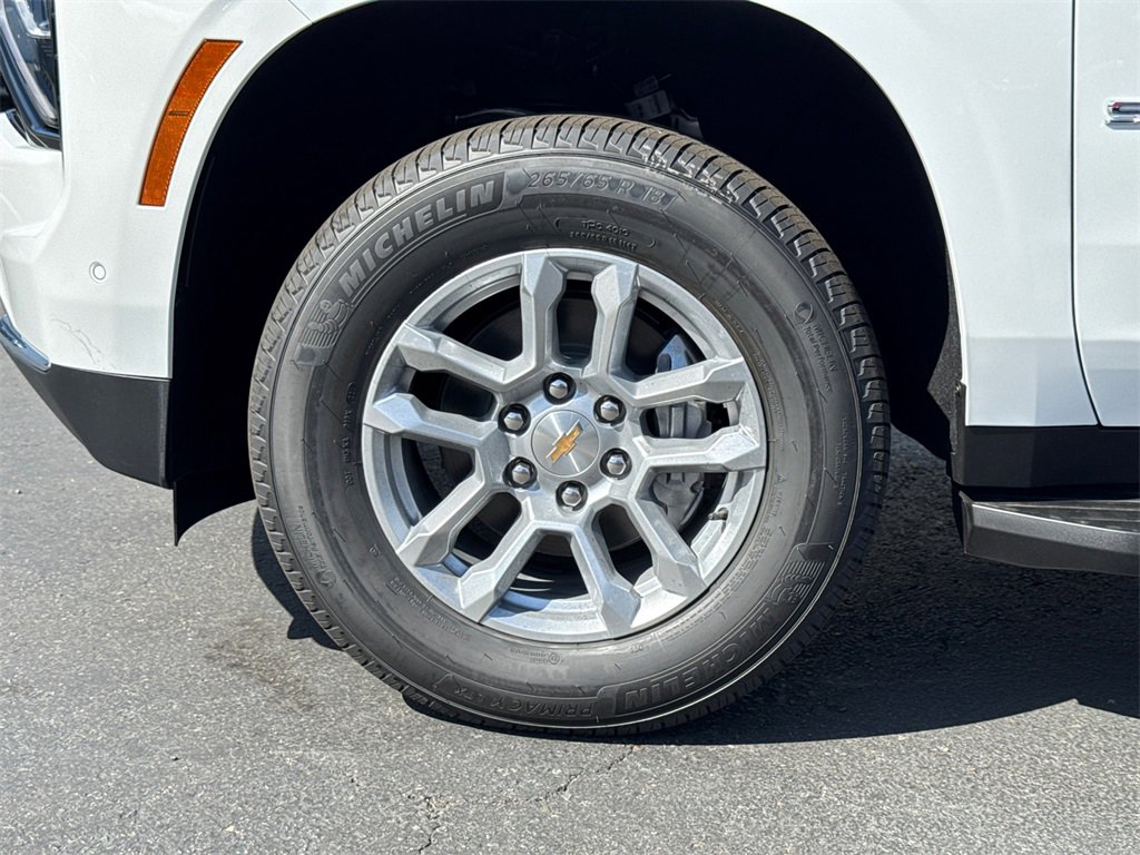 2026 Chevrolet Suburban LS photo 4