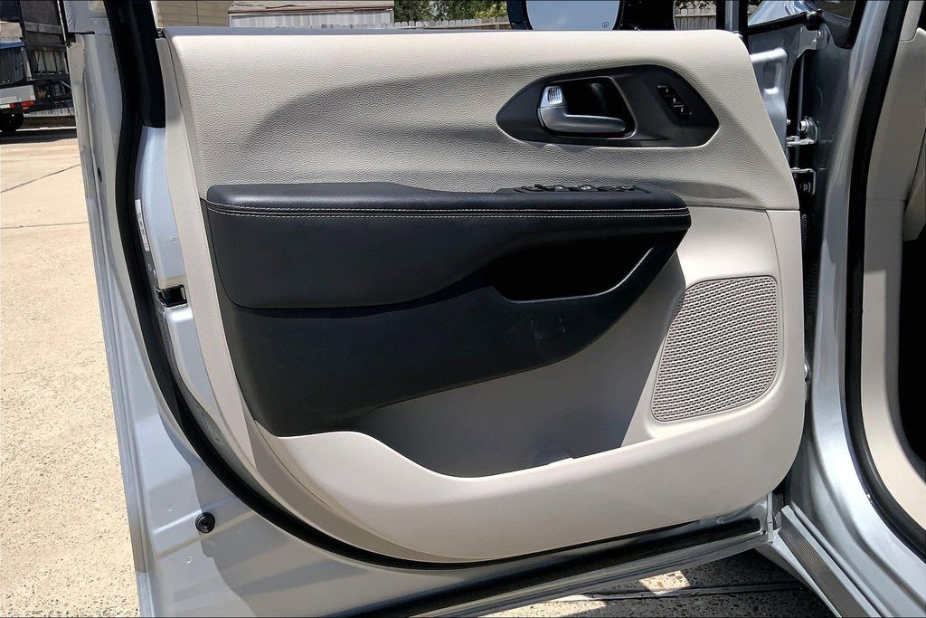 2024 Chrysler Pacifica Touring L photo 16