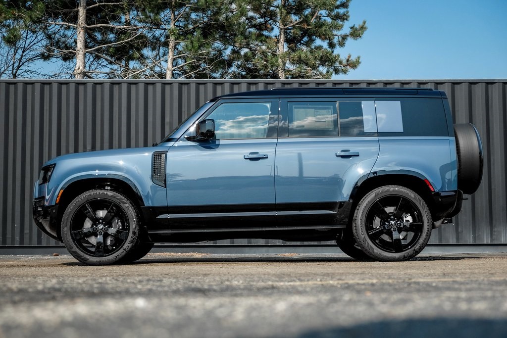 2025 Land Rover Defender 110 X-Dynamic SE photo 3