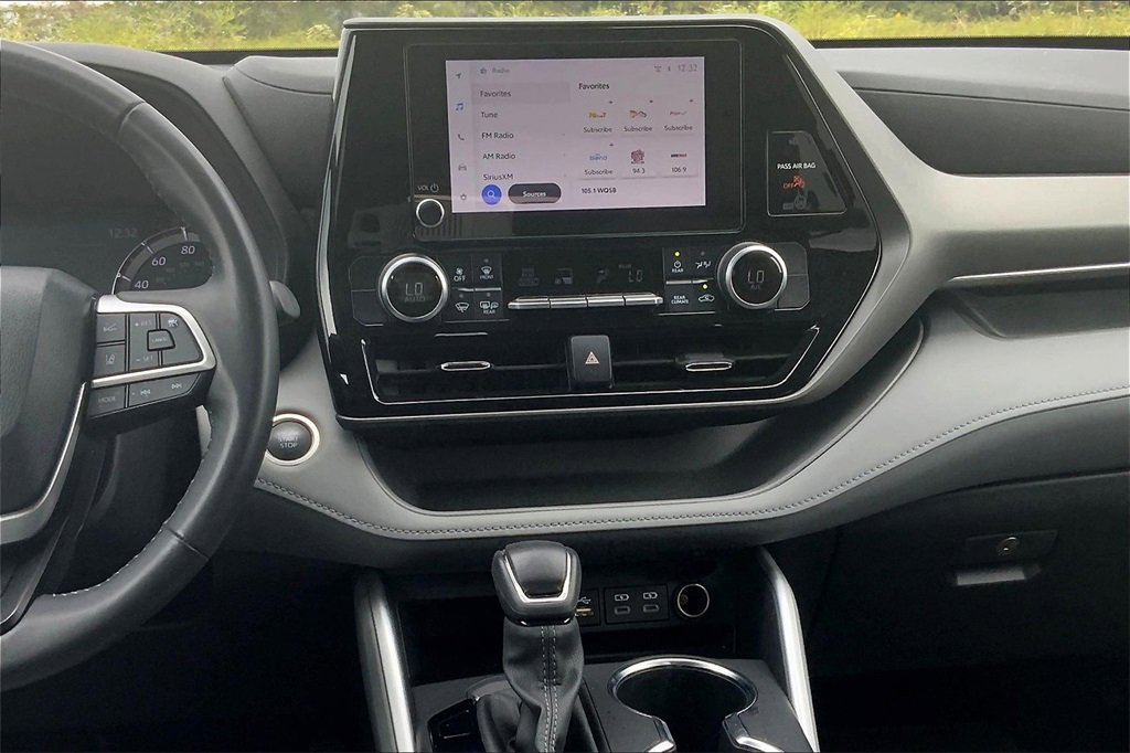 2024 Toyota Highlander LE photo 3