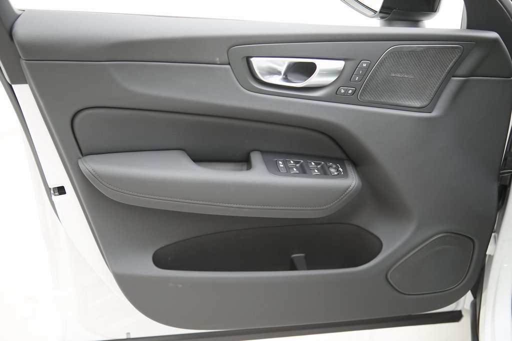 2026 VOLVO XC60 - Image 9