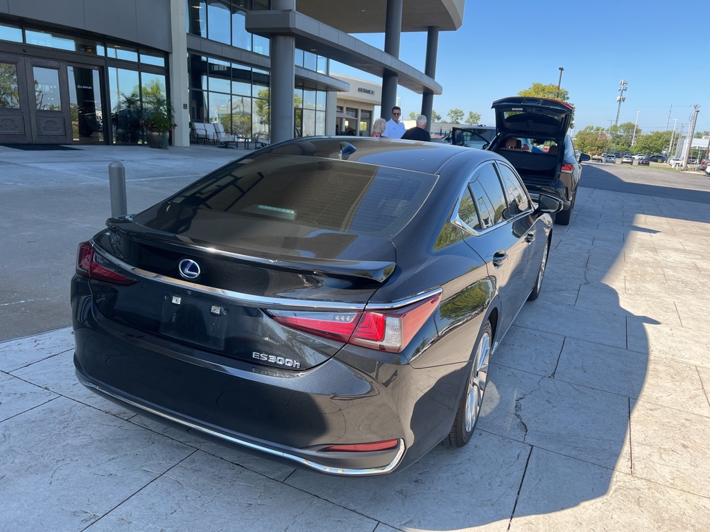 2021 Lexus ES 300h Ultra Luxury photo 3