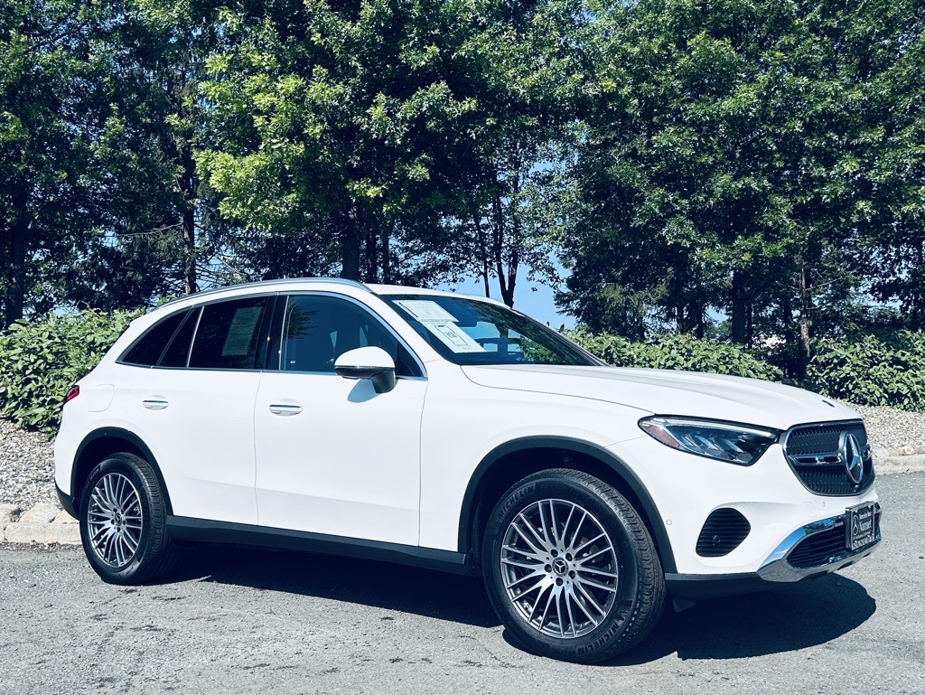 2025 Mercedes Benz GLC 300 4MATIC photo 3