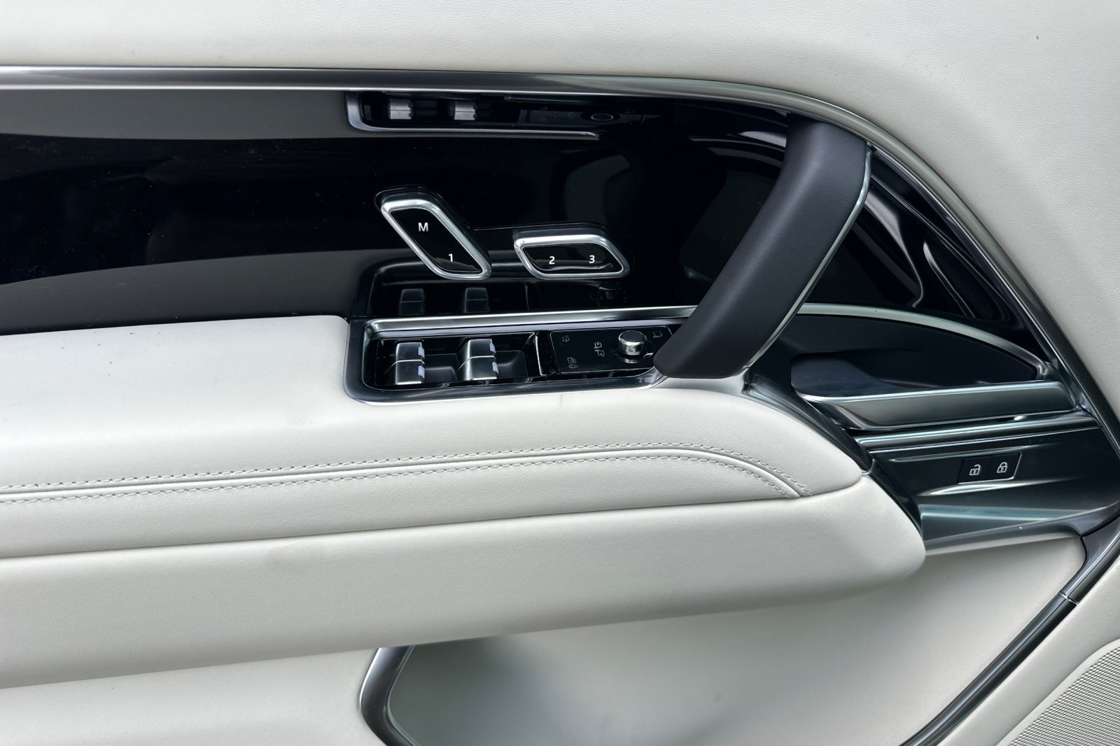 2025 Land Rover Range Rover SE photo 10