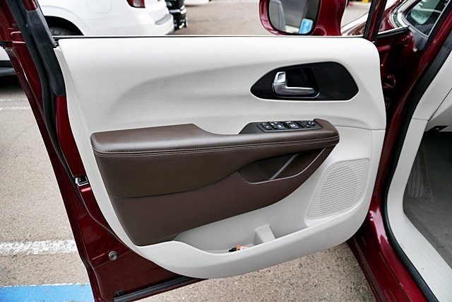 2021 Chrysler Pacifica Touring photo 24