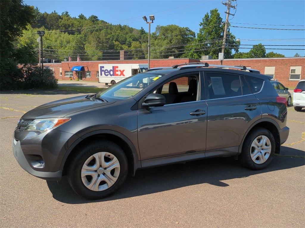 2014 Toyota RAV4 LE photo 2