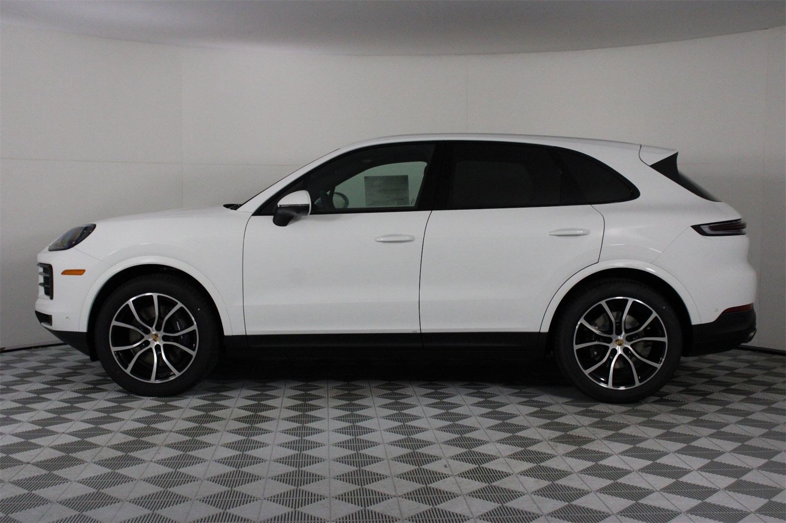 2025 Porsche Cayenne photo 2