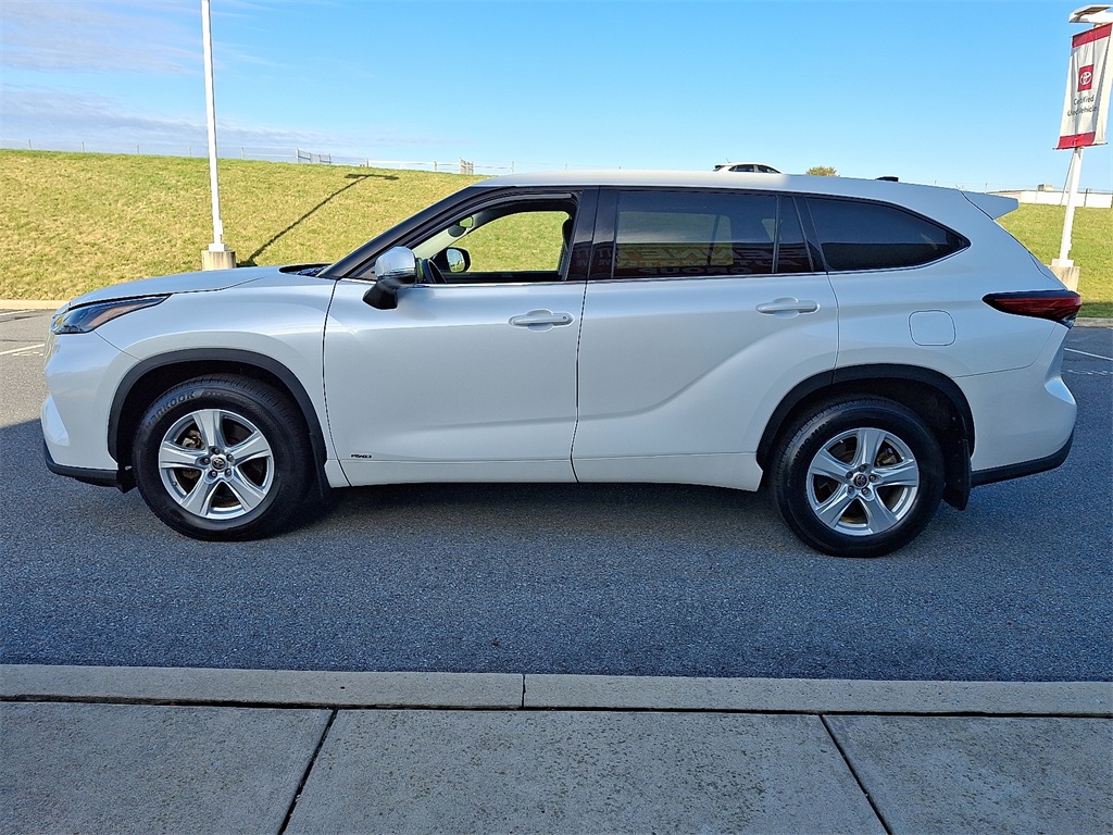 2022 Toyota Highlander Hybrid LE photo 3