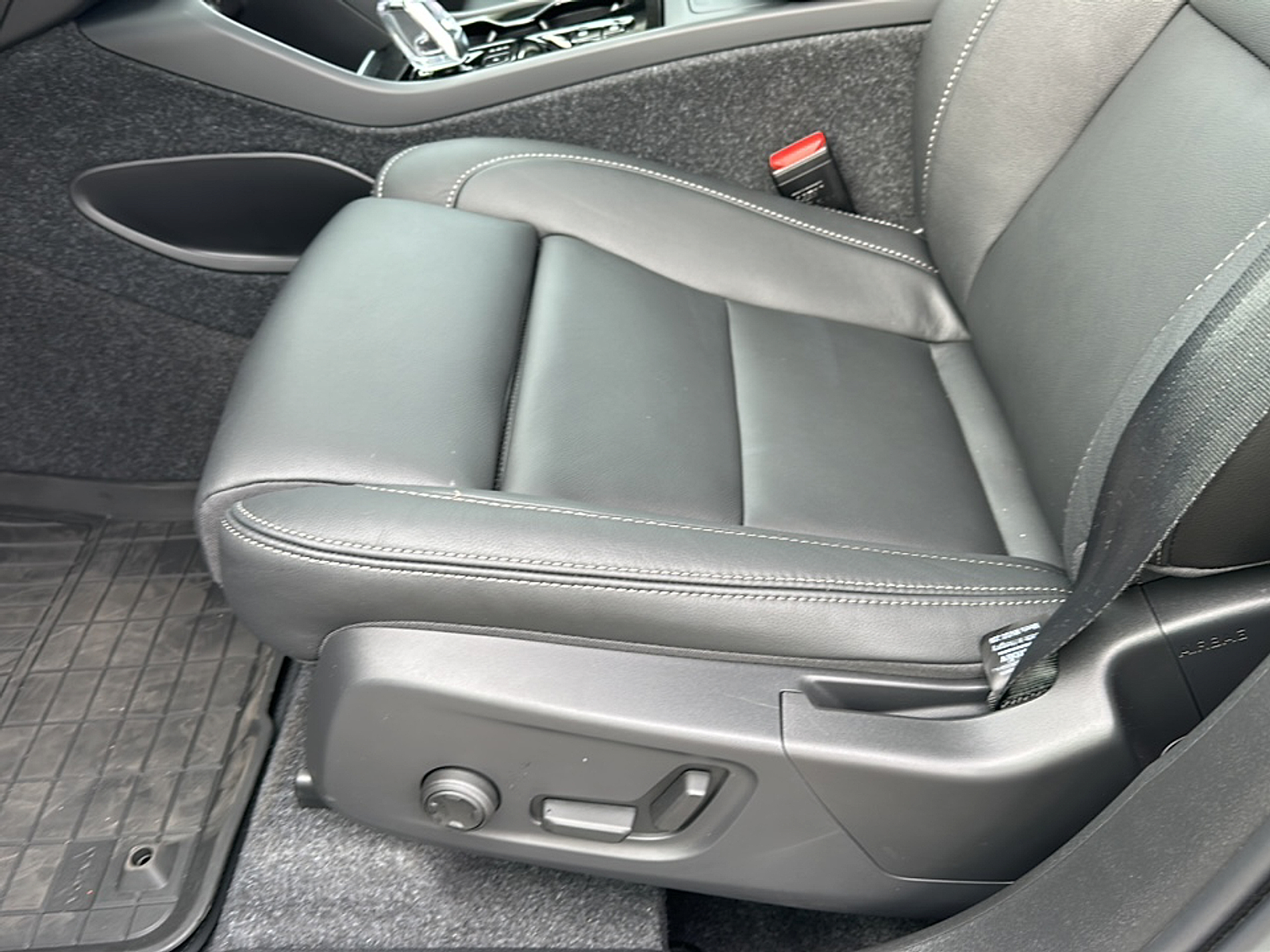 2025 Volvo XC40 AWD Plus photo 6