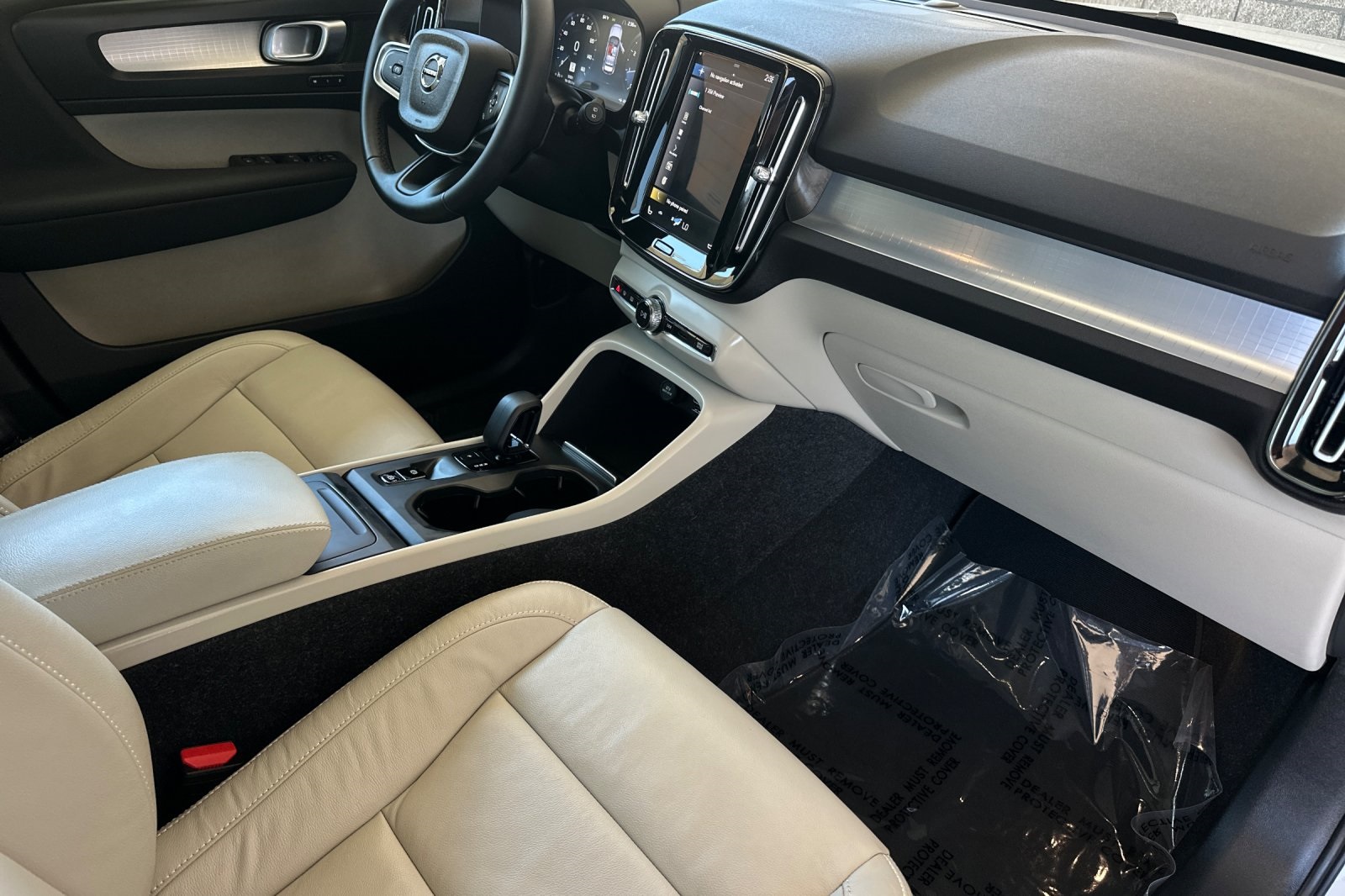 2022 Volvo XC40 Momentum photo 12