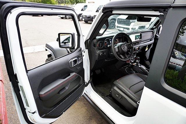 New 2025 Bright White Clear-Coat Exterior Paint Jeep Rubicon image 43