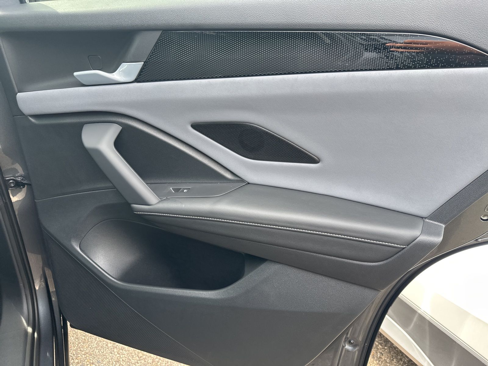 2025 Volkswagen Tiguan SE photo 33