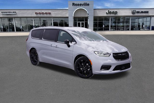 2026 Chrysler Pacifica Limited's photo