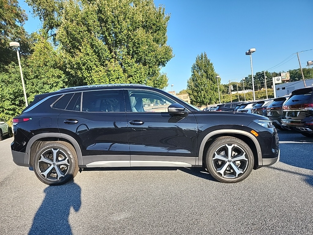 2025 Volkswagen Tiguan SE photo 4
