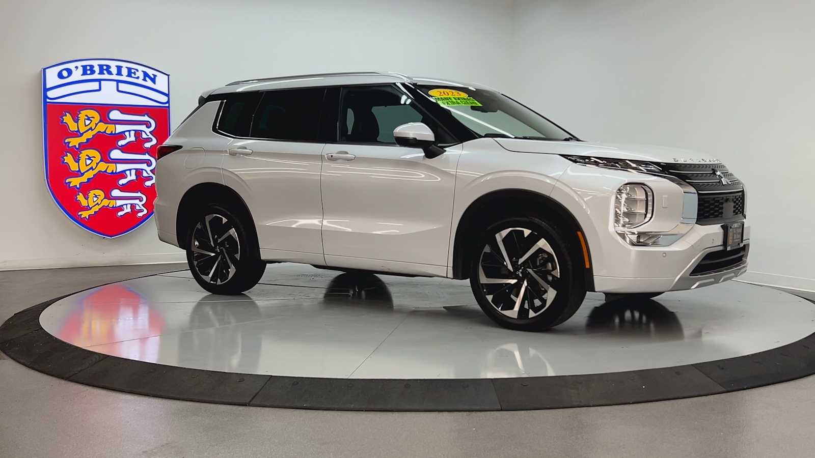 2023 Mitsubishi Outlander SEL photo 3