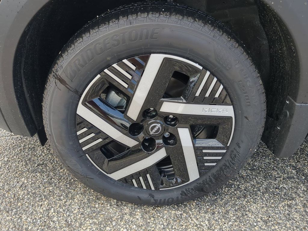 2025 Nissan Kicks SV photo 10
