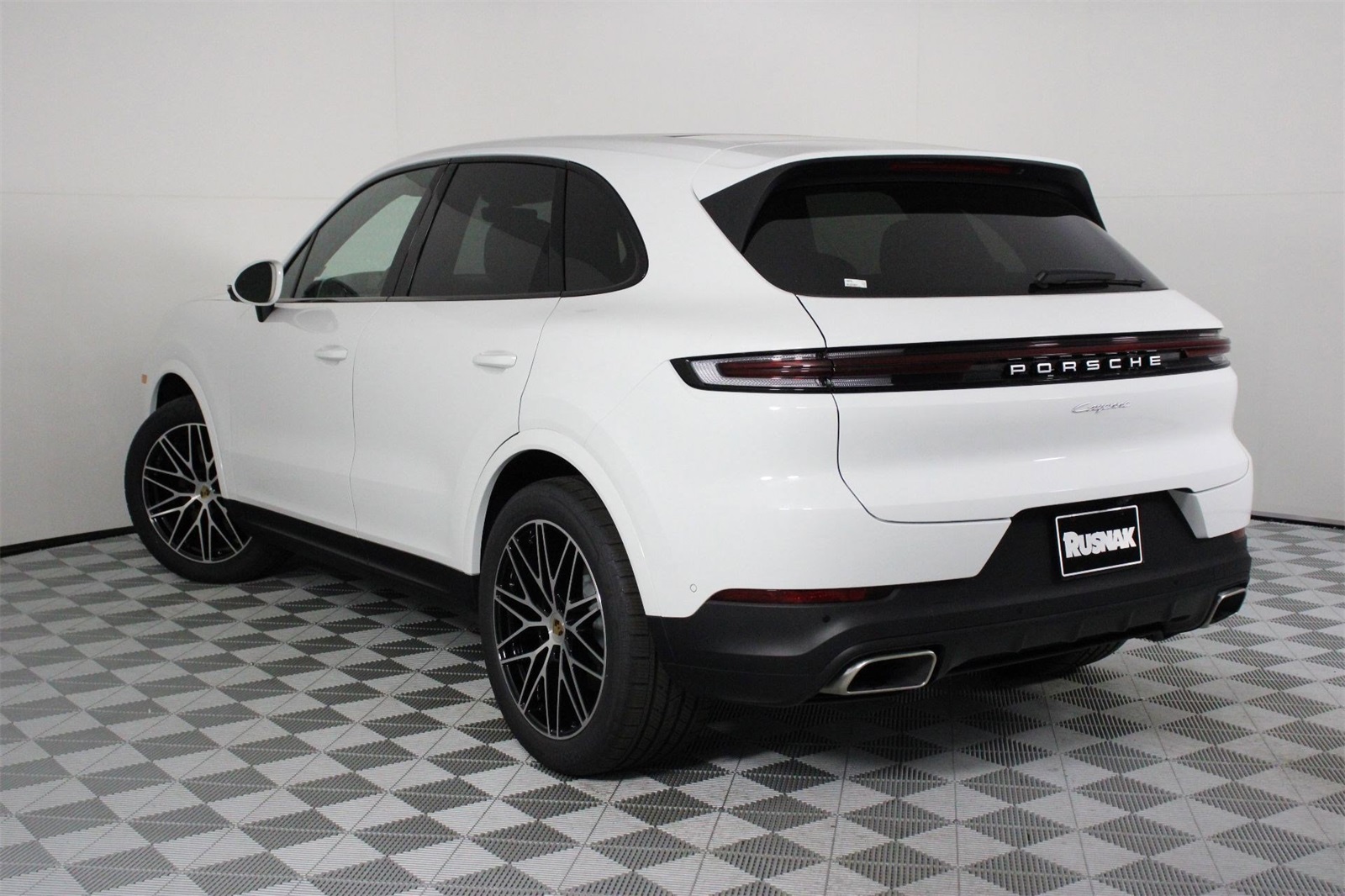 2025 Porsche Cayenne photo 3